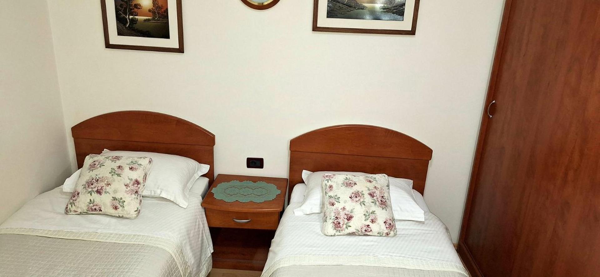 Apartments And Rooms Laura Pazin Exterior foto