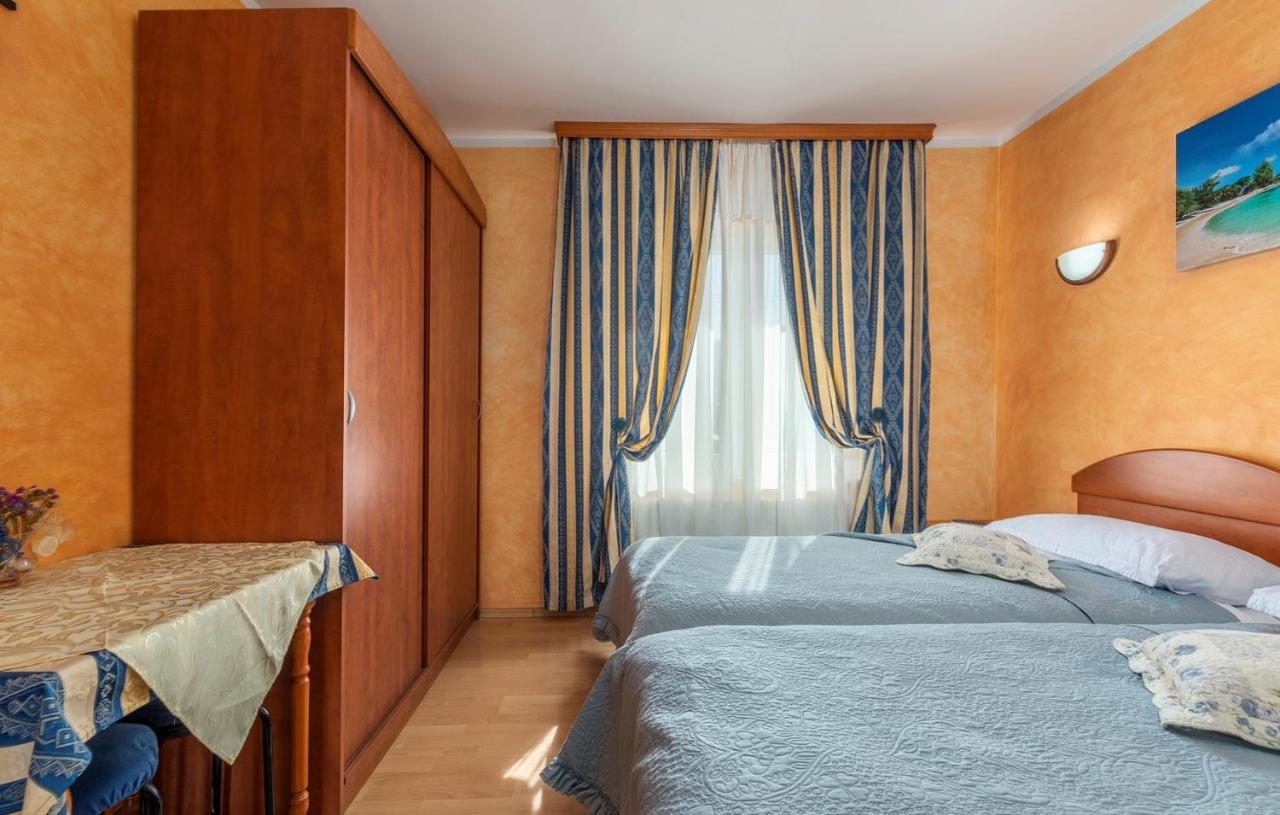 Apartments And Rooms Laura Pazin Exterior foto