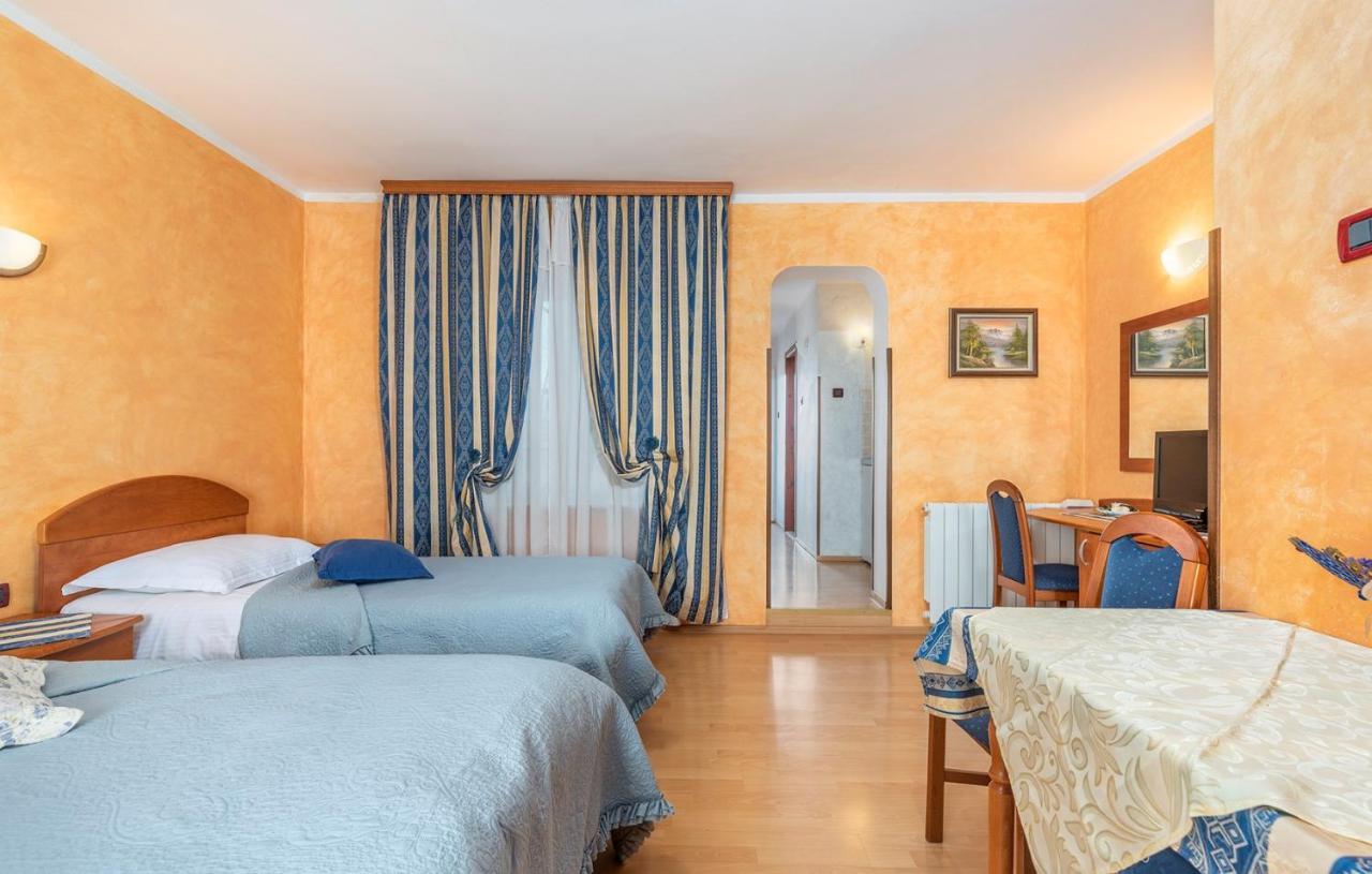 Apartments And Rooms Laura Pazin Exterior foto