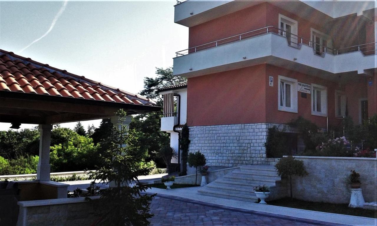 Apartments And Rooms Laura Pazin Exterior foto