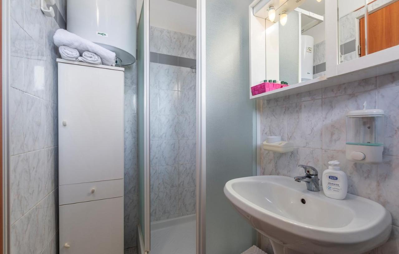 Apartments And Rooms Laura Pazin Exterior foto