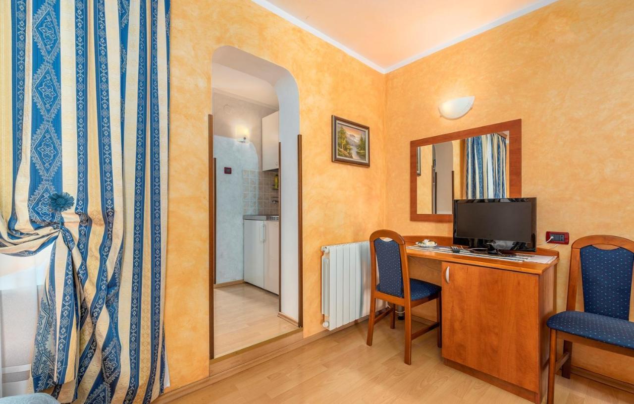 Apartments And Rooms Laura Pazin Exterior foto