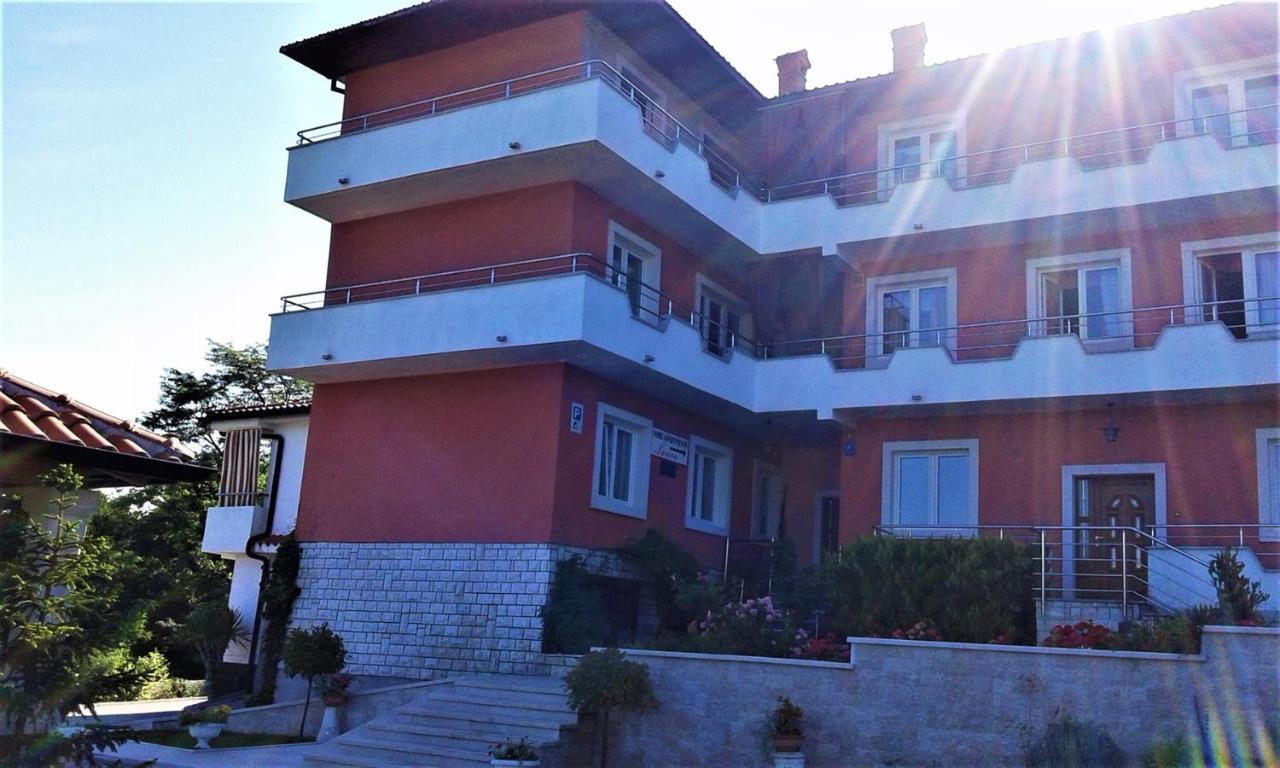 Apartments And Rooms Laura Pazin Exterior foto
