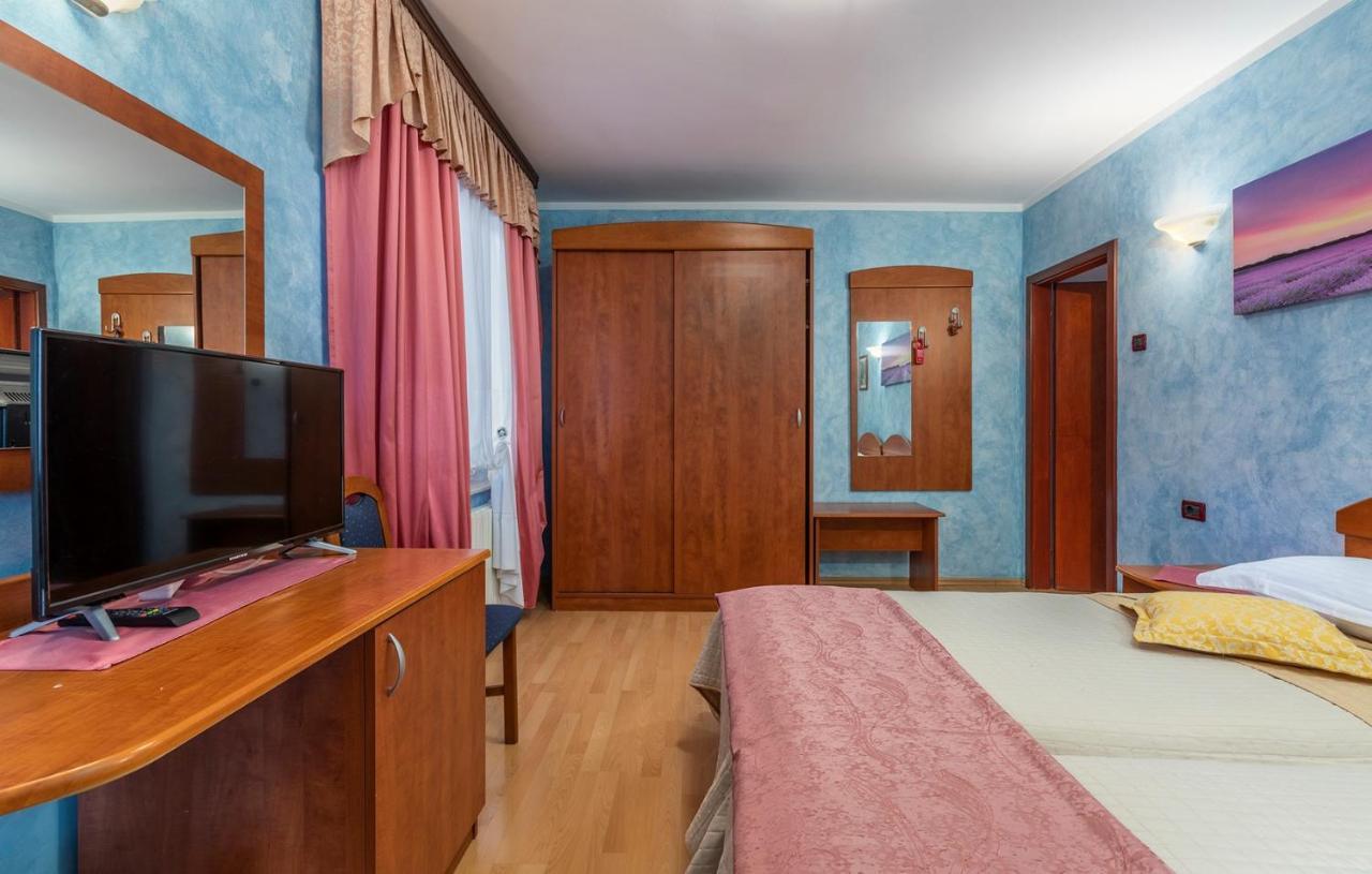 Apartments And Rooms Laura Pazin Exterior foto