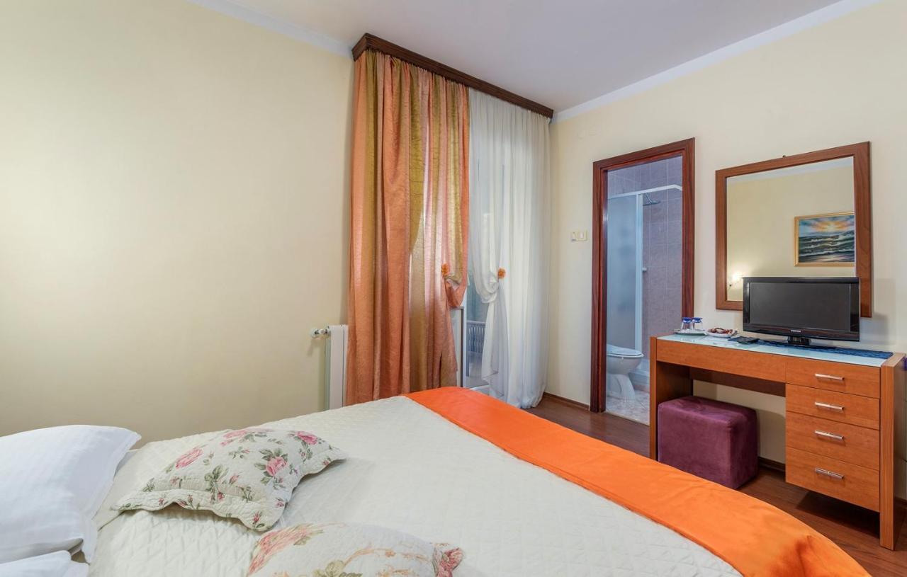 Apartments And Rooms Laura Pazin Exterior foto