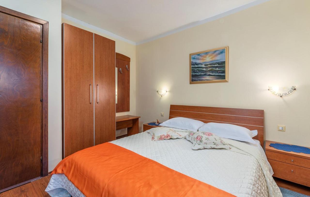 Apartments And Rooms Laura Pazin Exterior foto