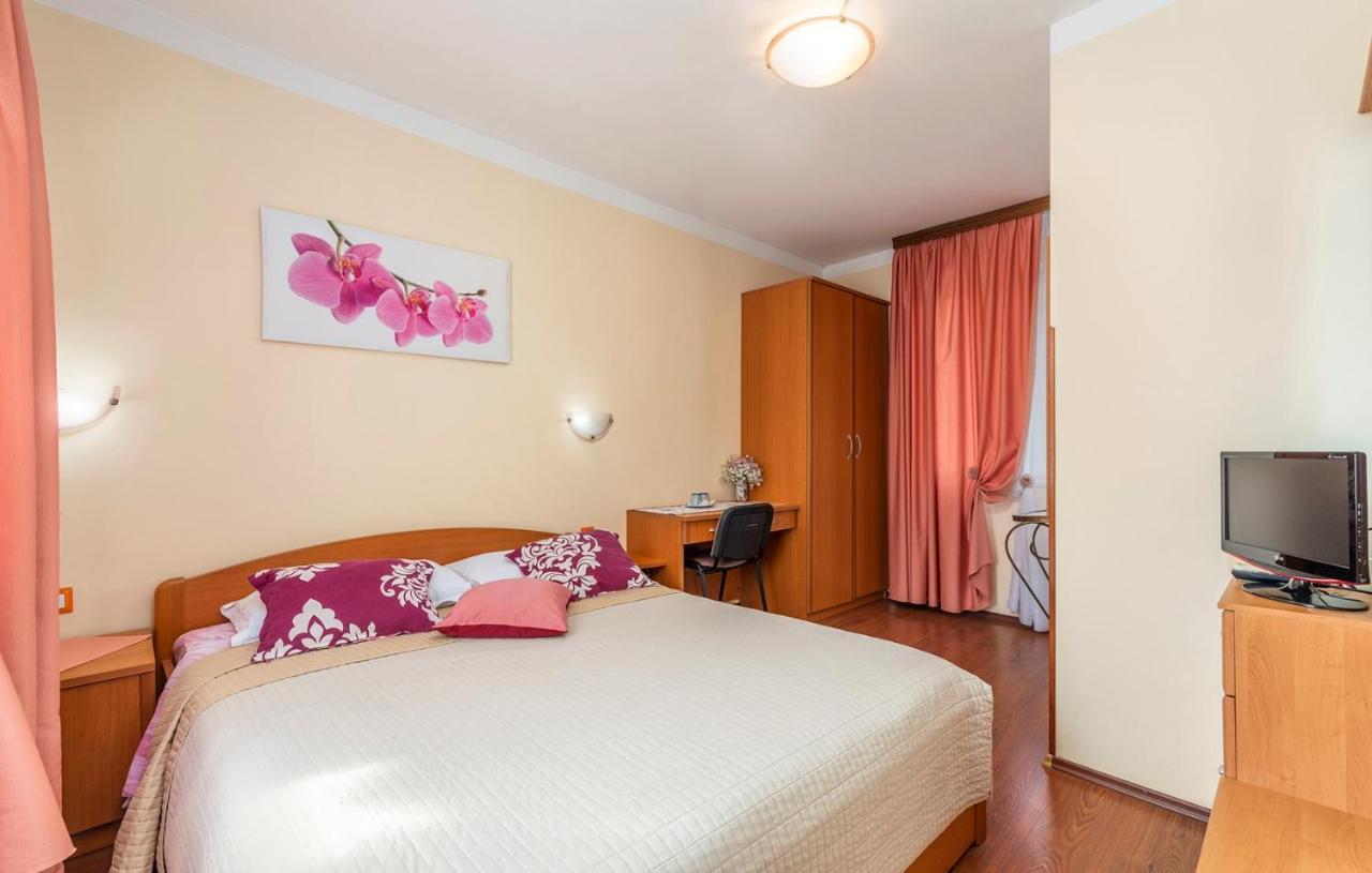 Apartments And Rooms Laura Pazin Exterior foto