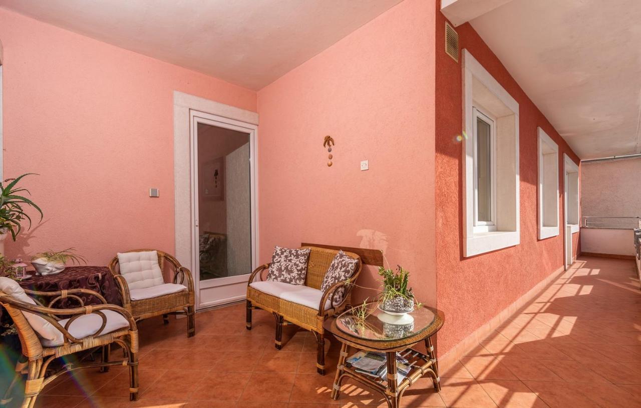 Apartments And Rooms Laura Pazin Exterior foto